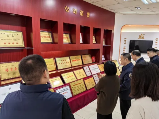 Партийные ячейки Аппарата Отдела единого фронта района Синьду и Федерации промышленности111 (6)